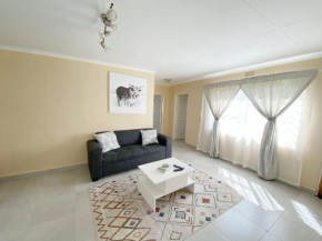 Beautiful quiet two bedroom guest house with free Wi-Fi, DStv and Netflix